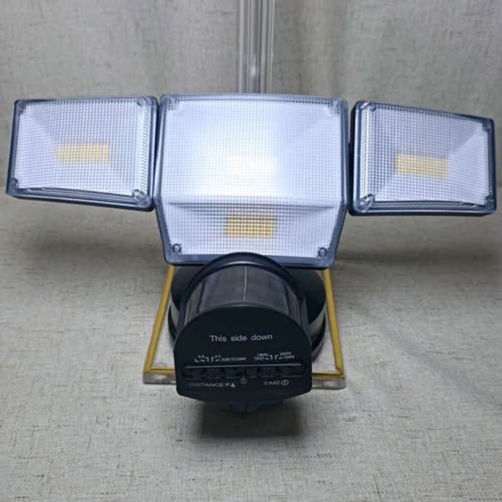 ShineSeed 3-Head LED Flood Light Wired. 85W 10000lm IP65.
